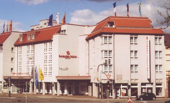Hotel vom Bahnhof aus gesehen